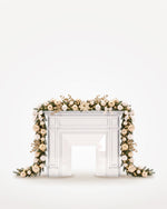 Dessus de cheminée Grand Apparat Sacré-Cœur, boules, nœuds de satin et poinsettias blancs, guirlande de 3,50 m jusqu’au sol 
