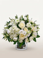 Reine Blanche M, roses et renoncules blanches, hortensias et feuillage vert dans un vase cylindrique en verre