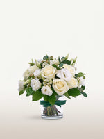 Reine Blanche S, roses blanches et lisianthus dans un vase en verre noué d'un ruban vert