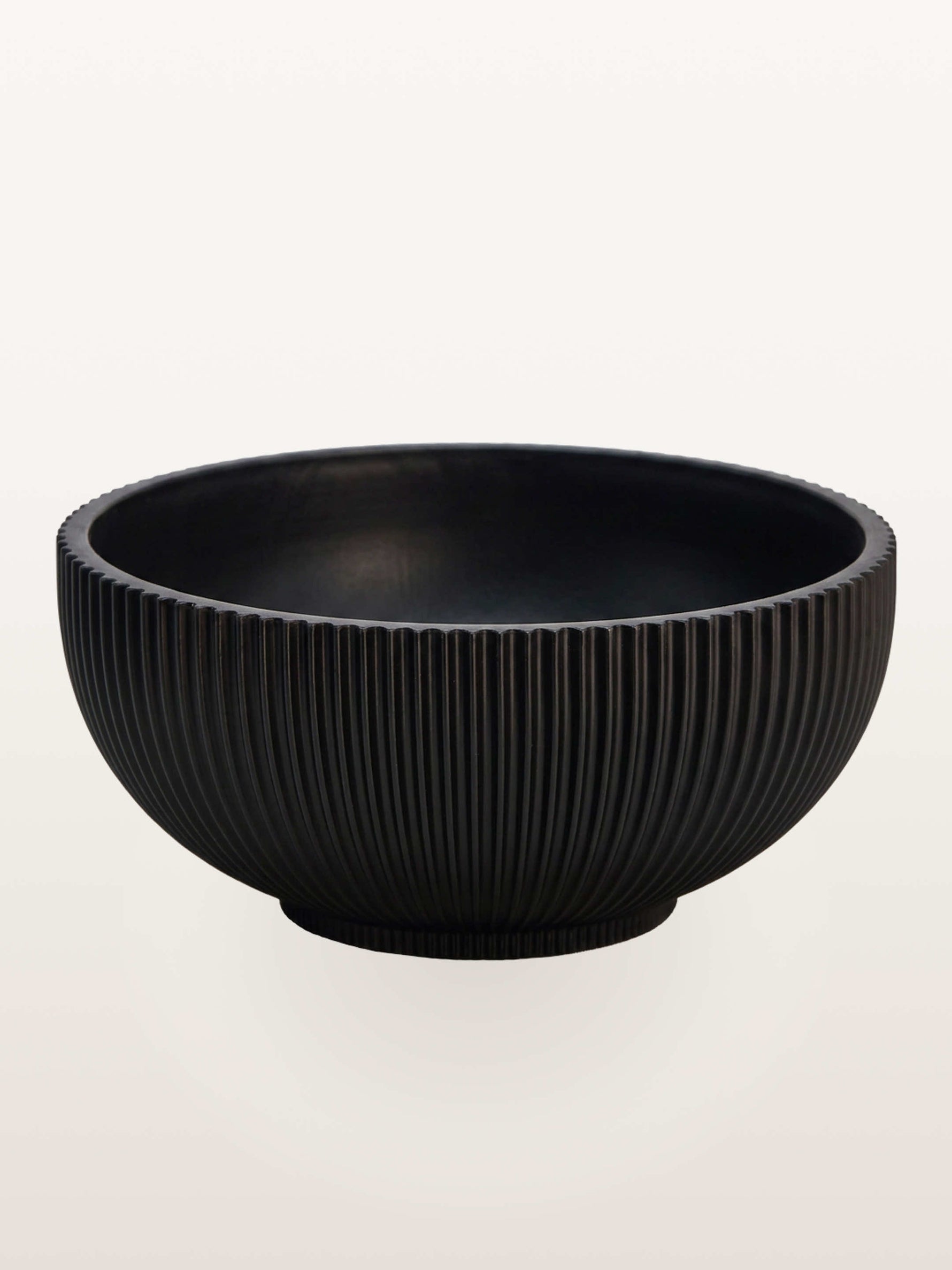 Le Rotonde Opaline N°10 en taille XXL dévoile sa silhouette cannelée noire mate aux courbes arrondies
