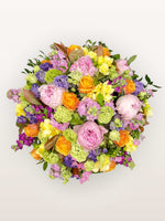 Oiseau de Paradis XL déploie pivoines roses, roses orange, freesias jaunes et lisianthus violets en un bouquet rond éclatant