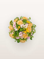 Point du Jour S, bouquet rond de roses abricot, lisianthus roses et blancs, freesias jaunes et verdure