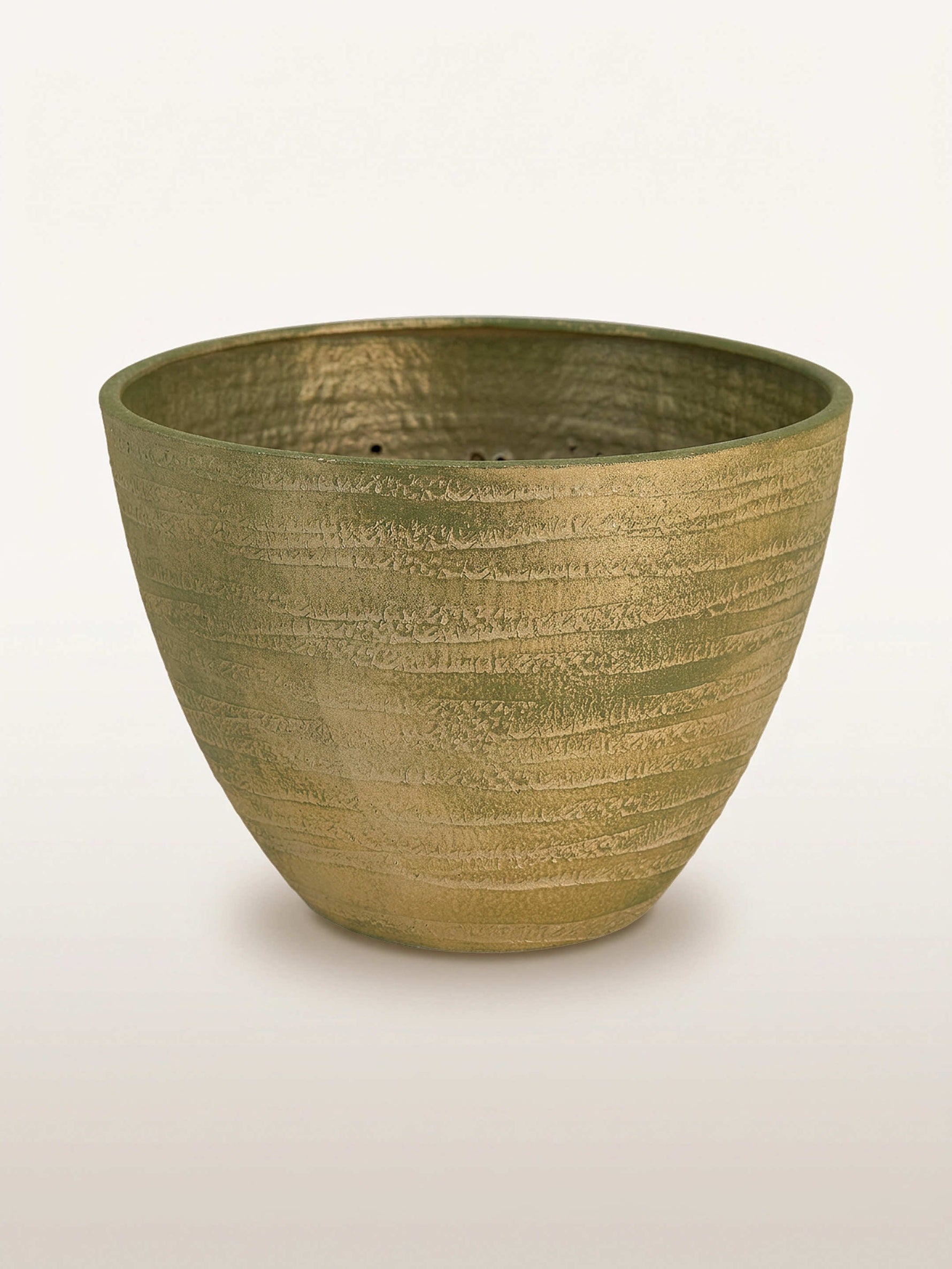 Vase Cascade Rosaline N°3 en céramique évasée à la texture striée et à la glaçure vert olive et or