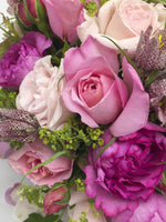 Roses roses, mauves et blanches associées à des fritillaires pommelées et des ombelles vert acide dans le bouquet Parc Monceau