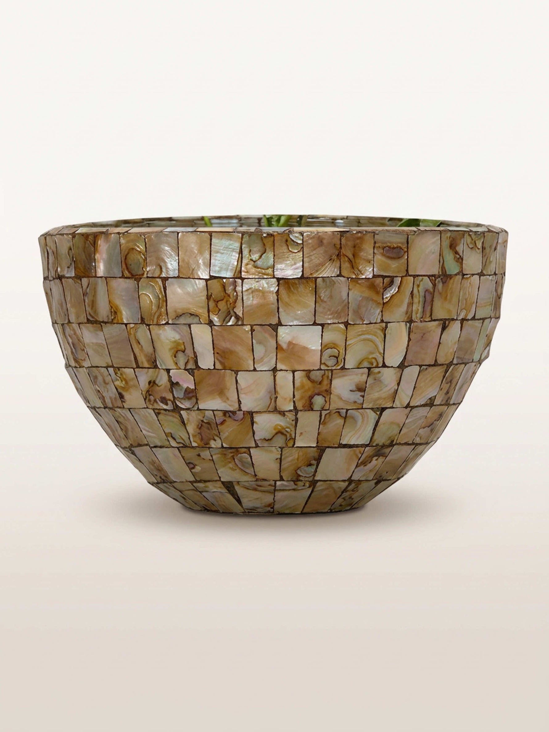 Regina Rosa XXXL en cascade repose dans un vase mosaïque de nacre aux teintes dorées, sublimée par un coffret ivoire