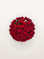 Royal N°50 réunit une brassée généreuse de roses rouges veloutées formant un bouquet rond et dense