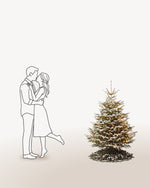 Sapin de Noël Étincelles de 150 cm représenté à l'échelle à côté de silhouettes, pour juger de sa hauteur 
