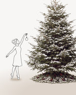 Sapin de Noël Forêt de 350 cm représenté à l'échelle à côté de silhouettes, pour juger de sa hauteur 