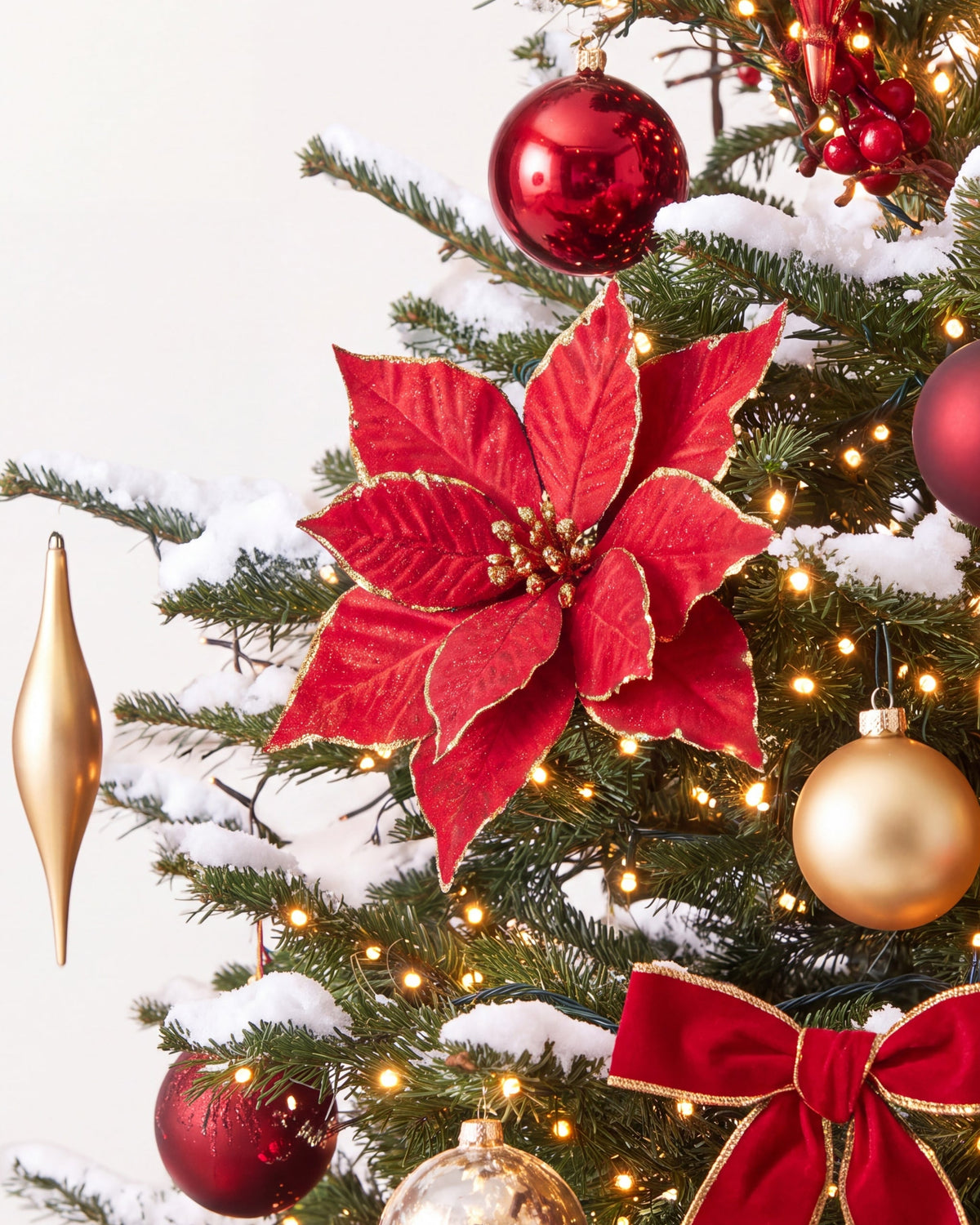 Branche du sapin de Noël Grand Apparat Opéra : nœud de velours rouge, poinsettia pailleté, boules rouge et or 