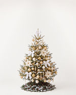 Sapin de Noël Grand Apparat Sacré-Cœur de 150 cm : nœuds de satin blanc, poinsettias ivoire, eucalyptus doré 