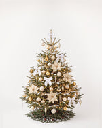 Sapin de Noël Grand Apparat Sacré-Cœur de 200 cm : nœuds de satin blanc, poinsettias ivoire, eucalyptus doré 