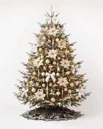 Sapin de Noël Grand Apparat Sacré-Cœur de 350 cm : nœuds de satin blanc, poinsettias ivoire, eucalyptus doré 