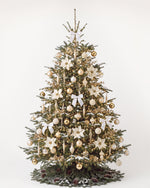 Sapin de Noël Grand Apparat Sacré-Cœur de 400 cm : nœuds de satin blanc, poinsettias ivoire, eucalyptus doré 