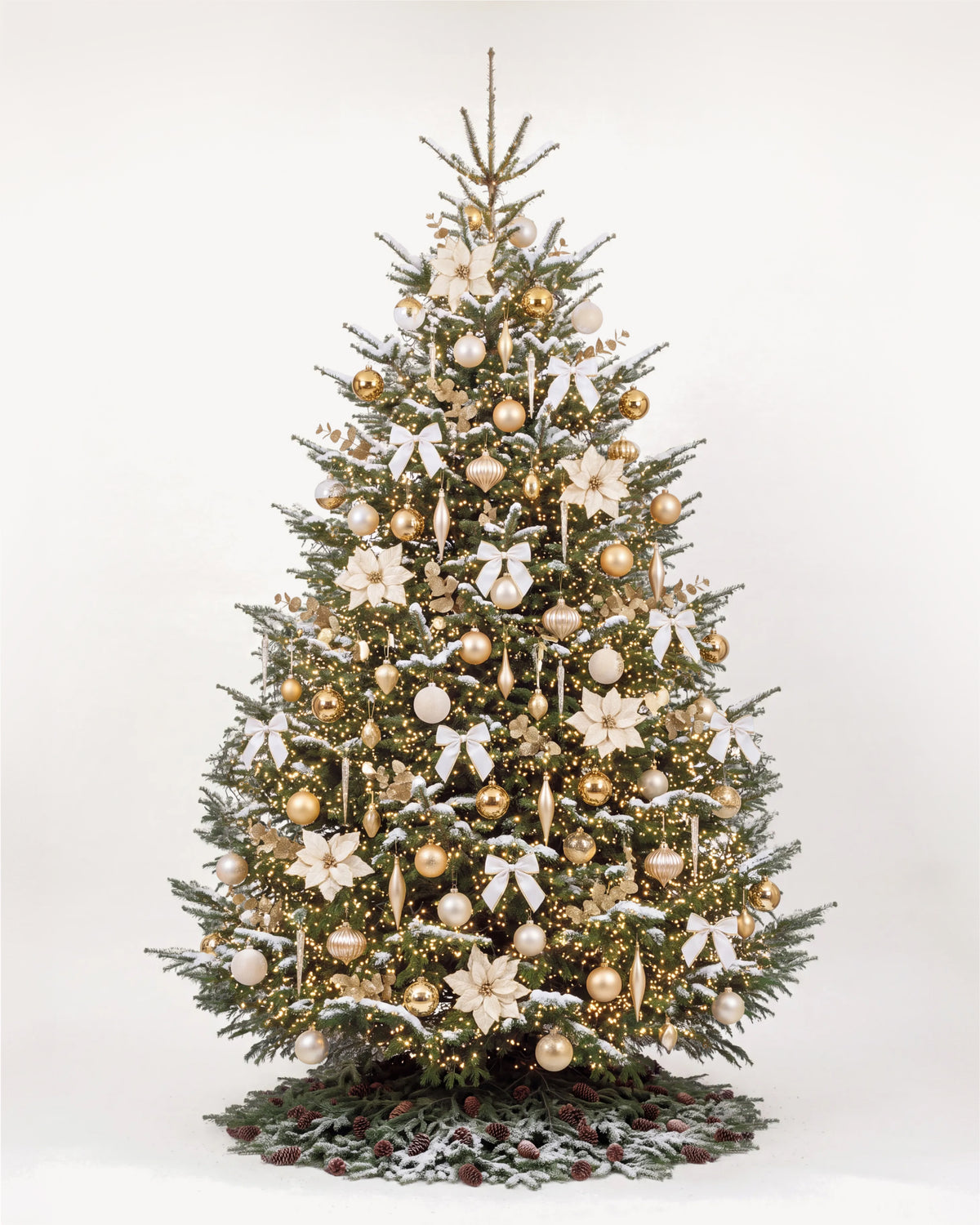 Sapin de Noël Grand Apparat Sacré-Cœur de 500 cm : nœuds de satin blanc, poinsettias ivoire, eucalyptus doré 