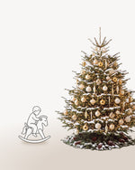 Sapin de Noël Parure Sacré-Cœur de 250 cm représenté à l'échelle à côté de silhouettes, pour juger de sa hauteur 